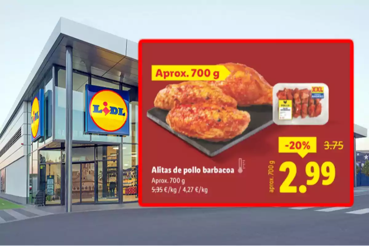 Fachada de supermercado Lidl con una promoción de alitas de pollo barbacoa de 700 gramos a 2,99 euros destacada en un cartel rojo Fachada de supermercado Lidl con una promoción de alitas de pollo barbacoa de 700 gramos a 2,99 euros destacada en un cartel rojo