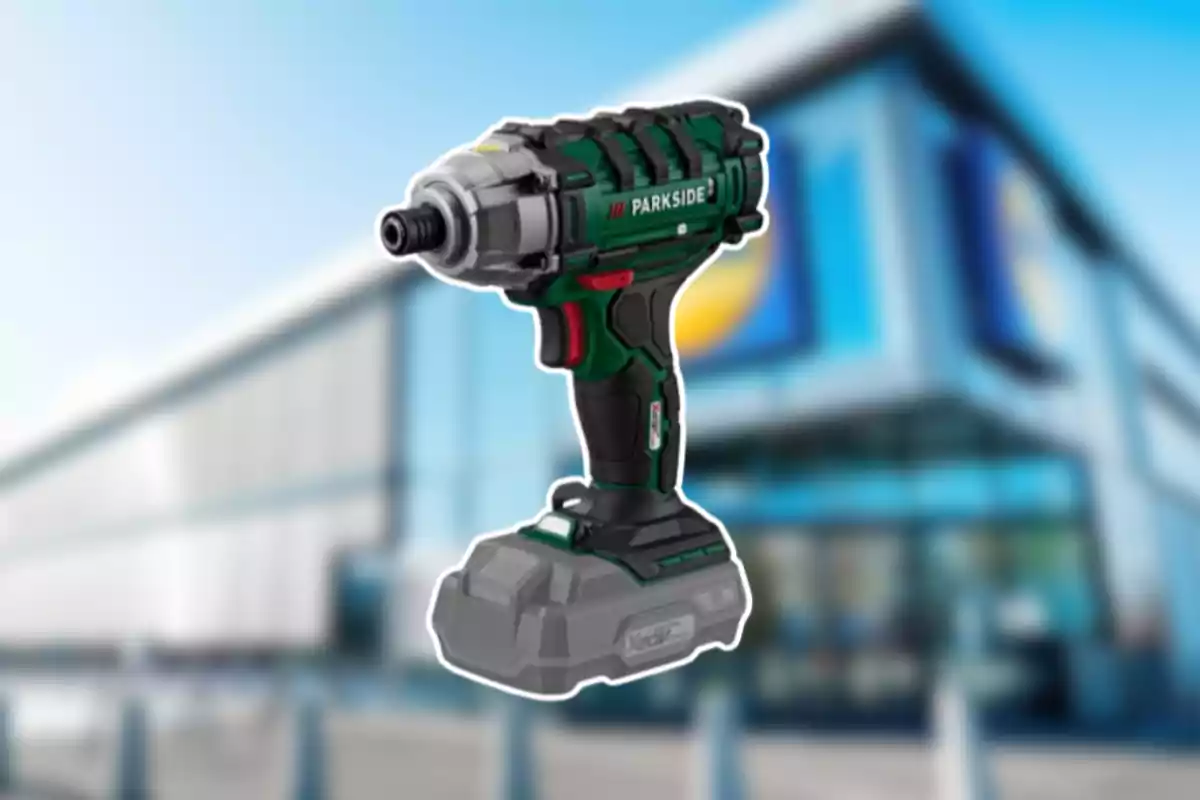 Taladro atornillador Parkside en primer plano con un edificio moderno desenfocado al fondo Taladro atornillador Parkside en primer plano con un edificio moderno desenfocado al fondo