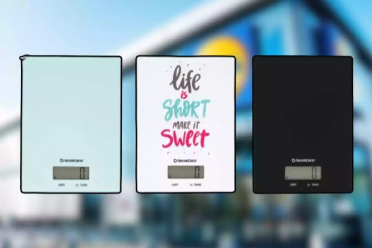 Tres básculas digitales de cocina SilverCrest en diferentes colores y diseños sobre un fondo desenfocado de una tienda Tres básculas digitales de cocina SilverCrest en diferentes colores y diseños sobre un fondo desenfocado de una tienda