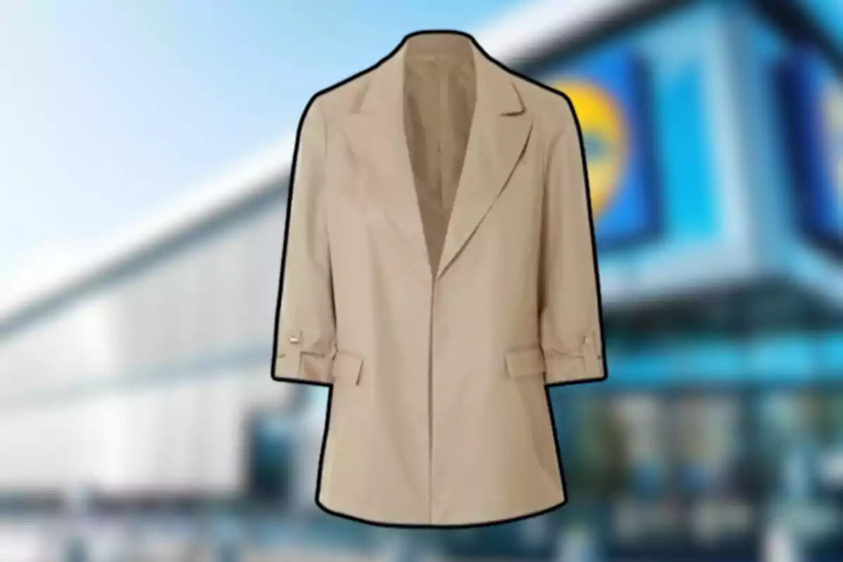 Saco beige de manga tres cuartos con fondo de tienda desenfocado Saco beige de manga tres cuartos con fondo de tienda desenfocado