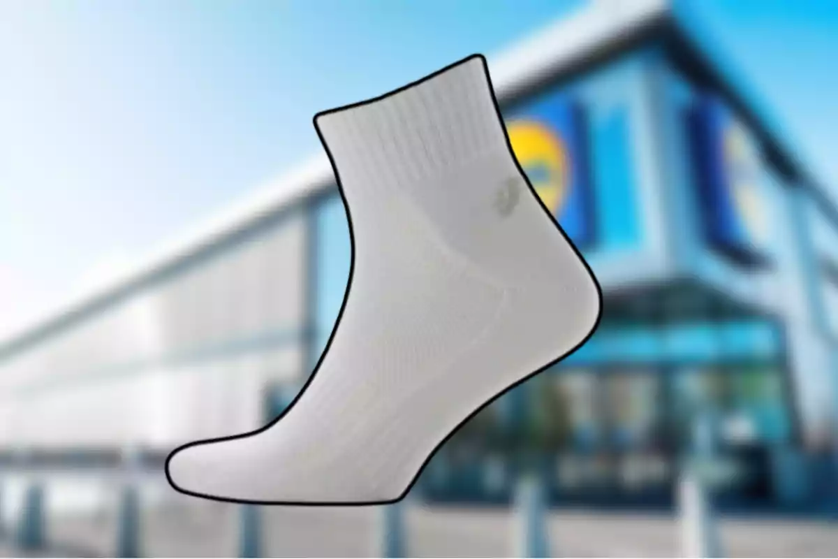 Un calcetín blanco con una pequeña mancha en el costado aparece en primer plano sobre el fondo borroso de una tienda. Un calcetín blanco con una pequeña mancha en el costado aparece en primer plano sobre el fondo borroso de una tienda.