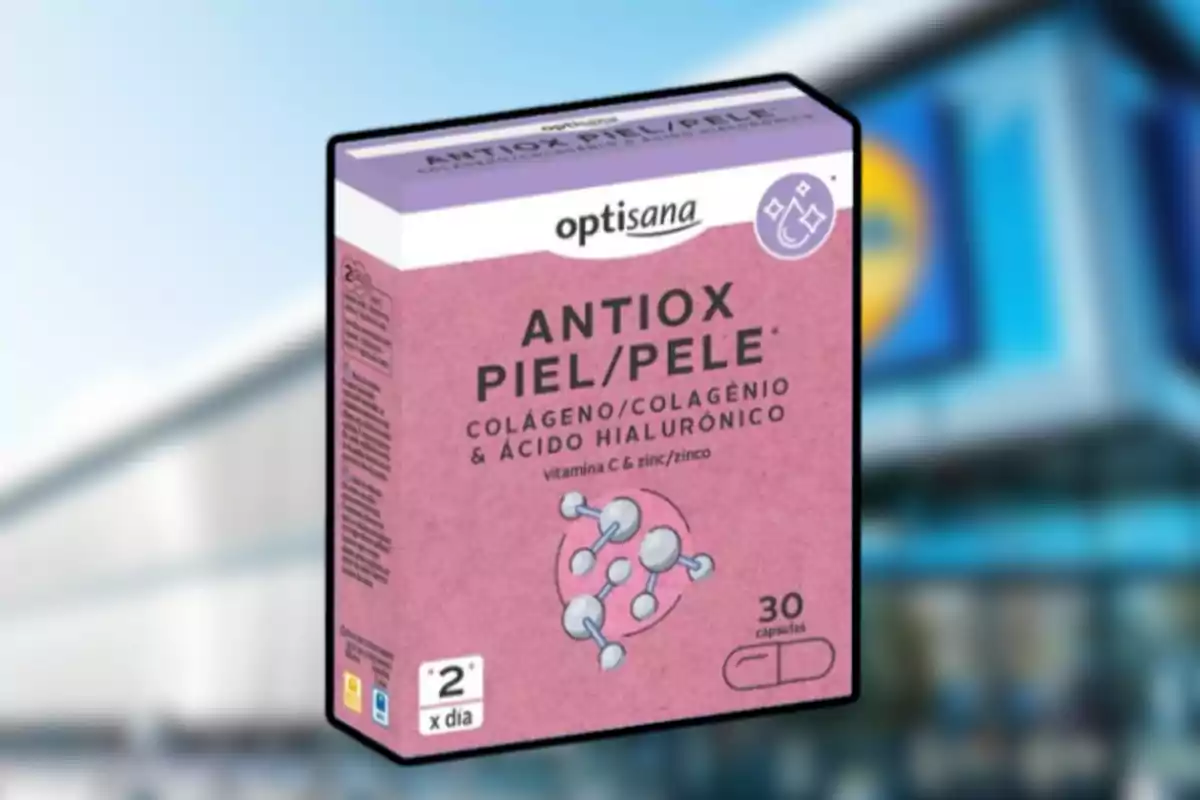 Caja de suplemento Optisana Antiox Piel con colágeno, ácido hialurónico, vitamina C y zinc, fondo de supermercado desenfocado Caja de suplemento Optisana Antiox Piel con colágeno, ácido hialurónico, vitamina C y zinc, fondo de supermercado desenfocado