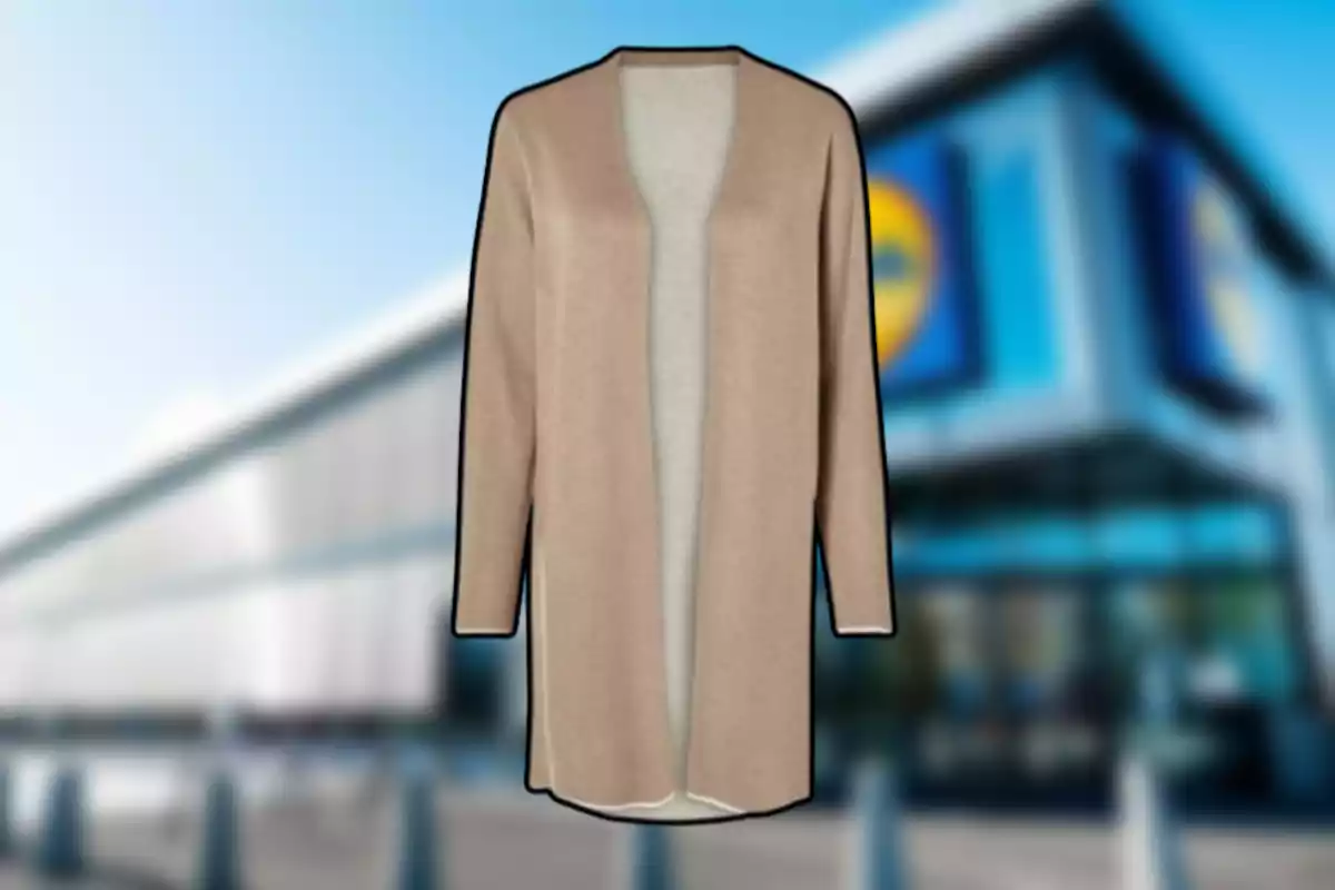 Un cárdigan beige de manga larga sobre un fondo borroso de una tienda Un cárdigan beige de manga larga sobre un fondo borroso de una tienda