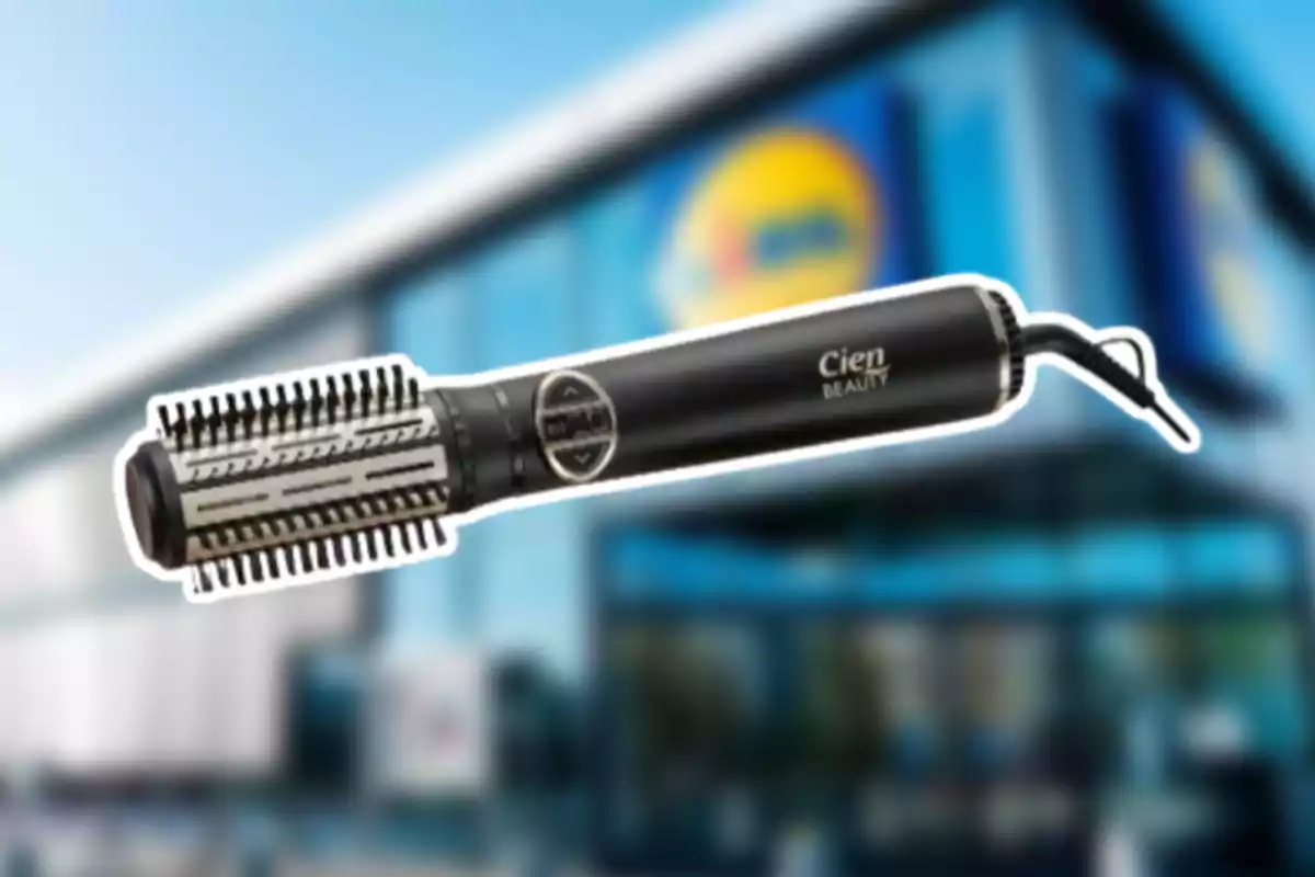 Cepillo secador de la marca Cien Beauty sobre un fondo borroso de una tienda Lidl Cepillo secador de la marca Cien Beauty sobre un fondo borroso de una tienda Lidl