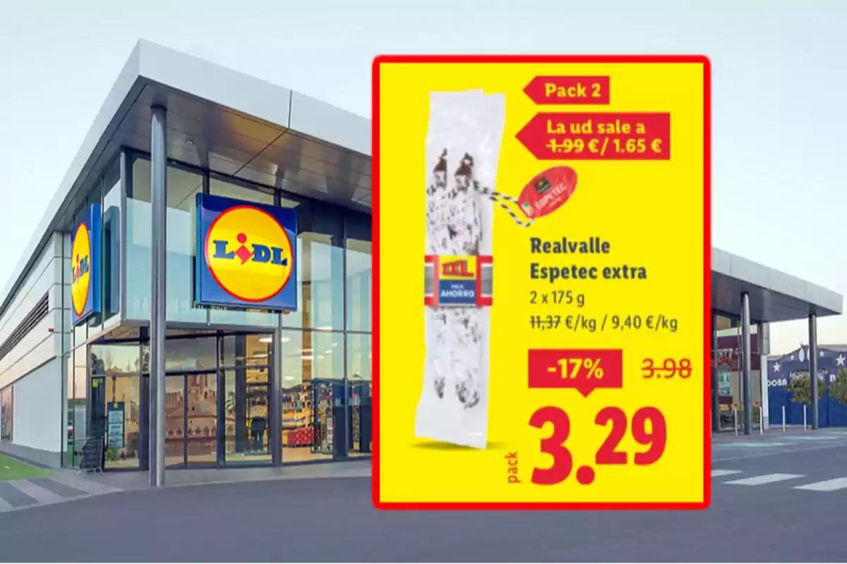 Fachada de supermercado Lidl con un cartel promocional de Realvalle Espetec extra en oferta por 3,29 euros el pack Fachada de supermercado Lidl con un cartel promocional de Realvalle Espetec extra en oferta por 3,29 euros el pack