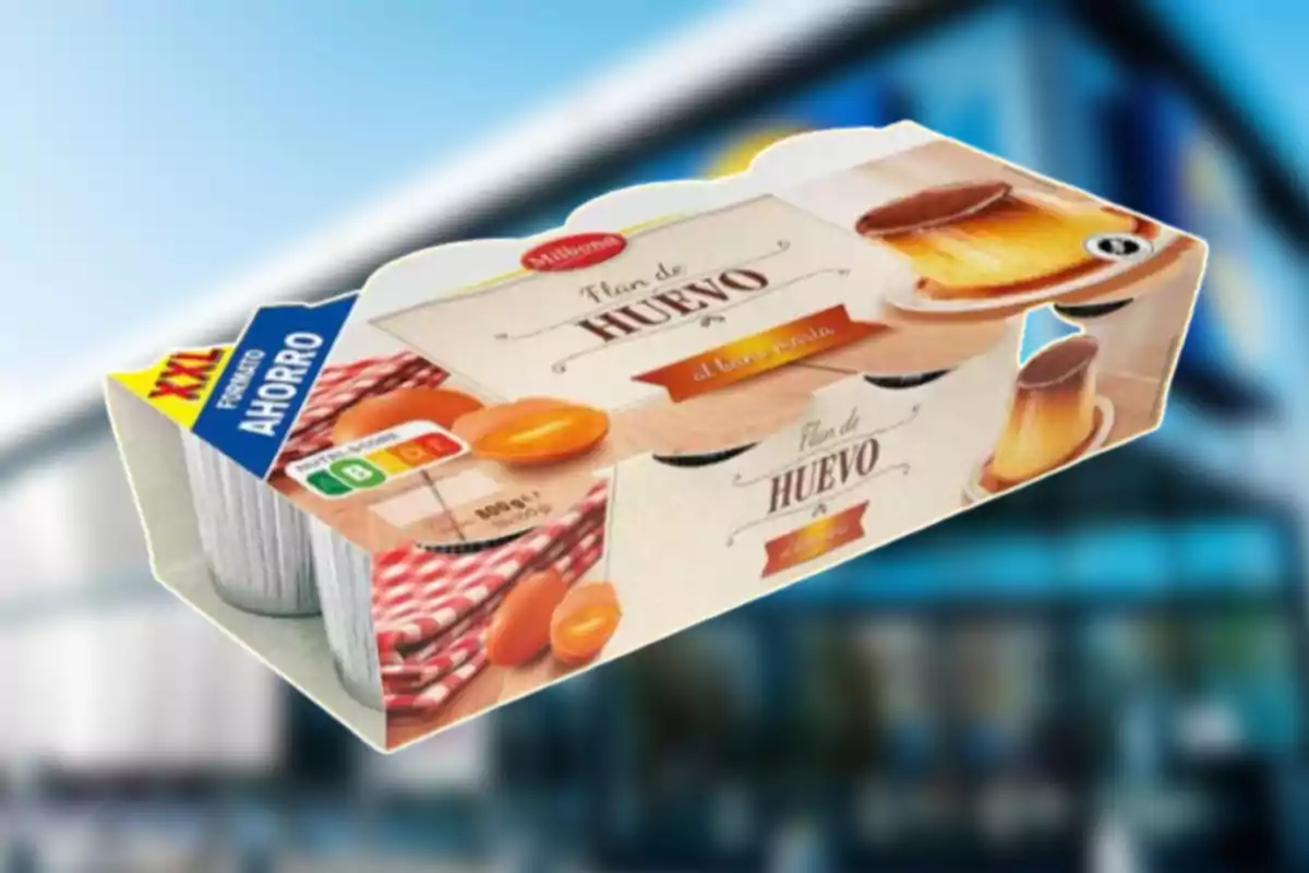 Envase de flan de huevo Milbona formato ahorro XXL sobre un fondo desenfocado Envase de flan de huevo Milbona formato ahorro XXL sobre un fondo desenfocado