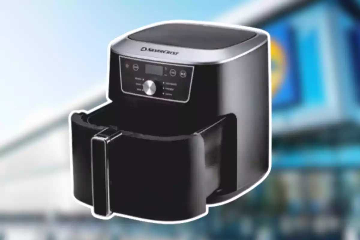 Freidora de aire negra con controles digitales y perilla plateada al frente Freidora de aire negra con controles digitales y perilla plateada al frente