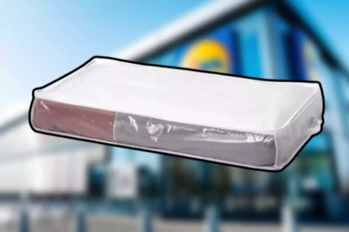 Colchón envuelto en plástico frente a una tienda con el logo desenfocado de fondo Colchón envuelto en plástico frente a una tienda con el logo desenfocado de fondo
