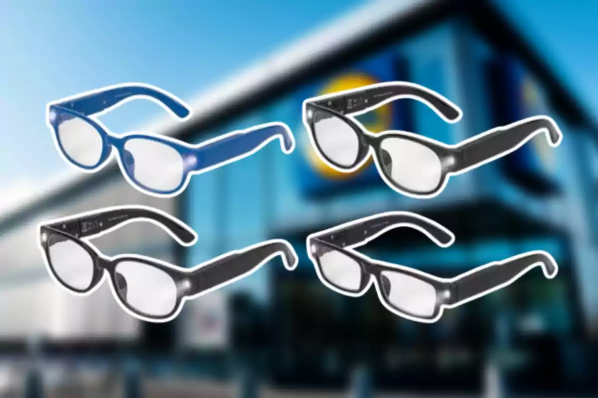 Cuatro pares de gafas de diferentes colores sobre un fondo borroso de una tienda Cuatro pares de gafas de diferentes colores sobre un fondo borroso de una tienda