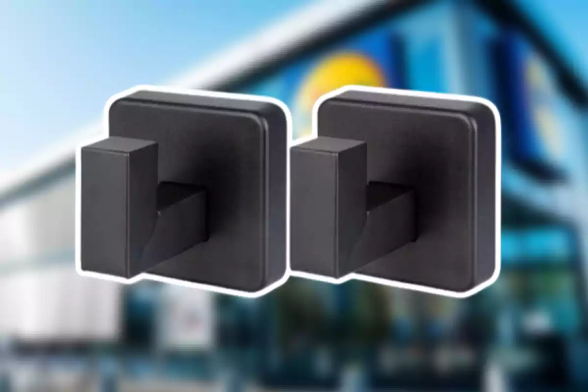 Dos ganchos negros de pared con fondo desenfocado de un edificio moderno Dos ganchos negros de pared con fondo desenfocado de un edificio moderno