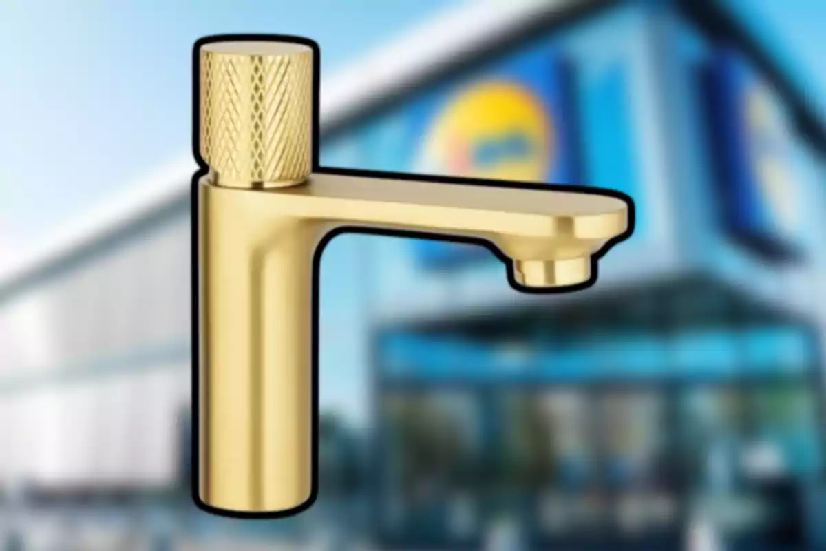 Grifo dorado con diseño moderno en primer plano y un edificio desenfocado al fondo Grifo dorado con diseño moderno en primer plano y un edificio desenfocado al fondo