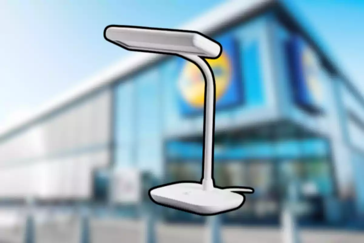 Lámpara de escritorio blanca con fondo de una tienda desenfocada Lámpara de escritorio blanca con fondo de una tienda desenfocada