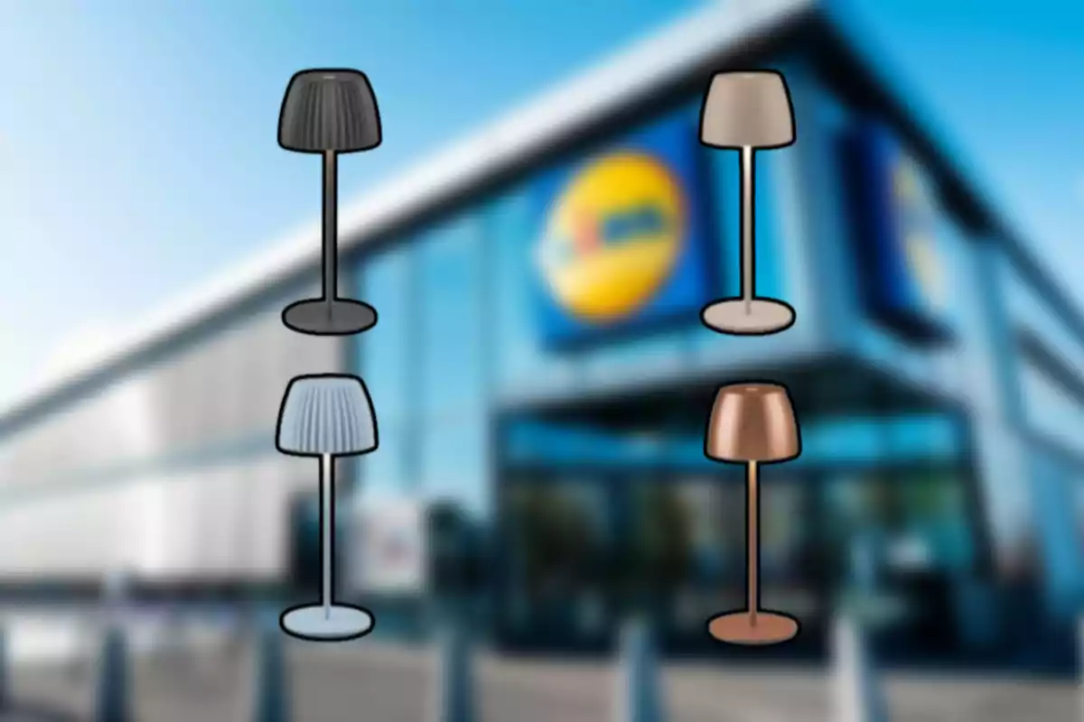 Cuatro lámparas de diferentes colores están sobre un fondo borroso de una tienda con el logo de Lidl.