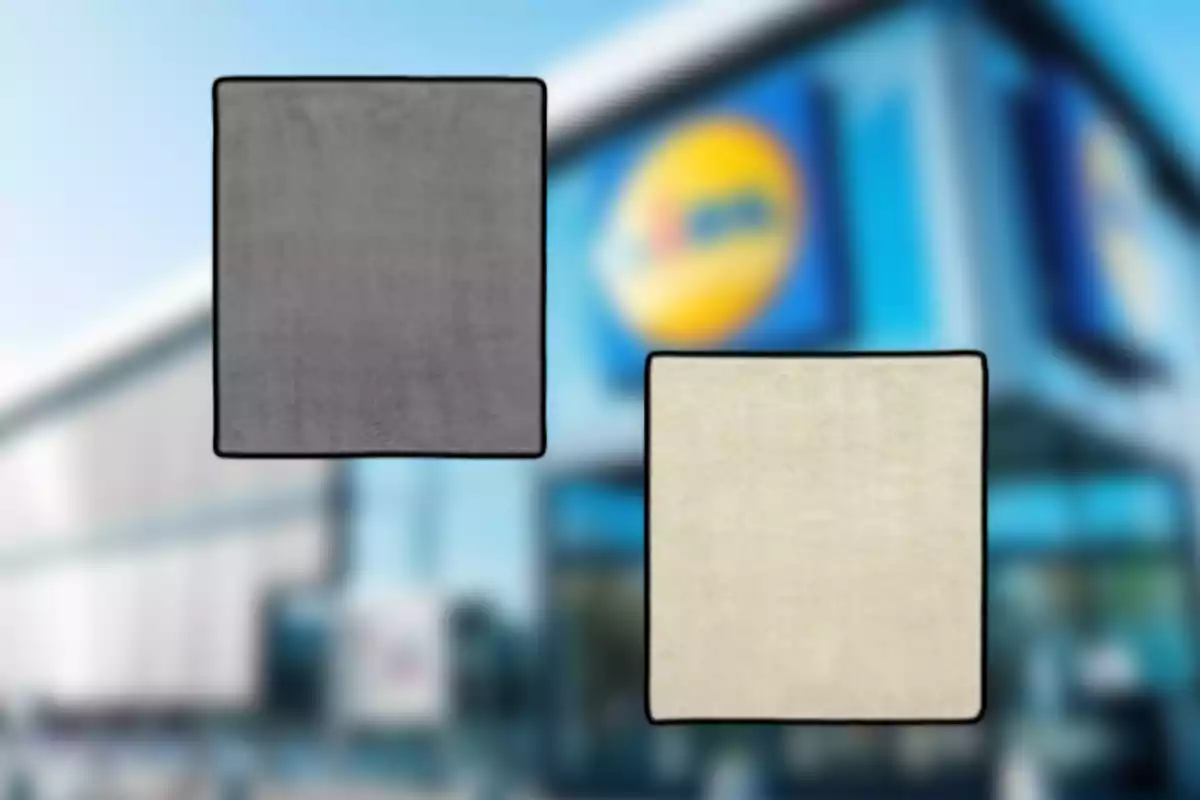 Dos alfombrillas cuadradas, una gris y una beige, sobre un fondo desenfocado de una tienda Dos alfombrillas cuadradas, una gris y una beige, sobre un fondo desenfocado de una tienda