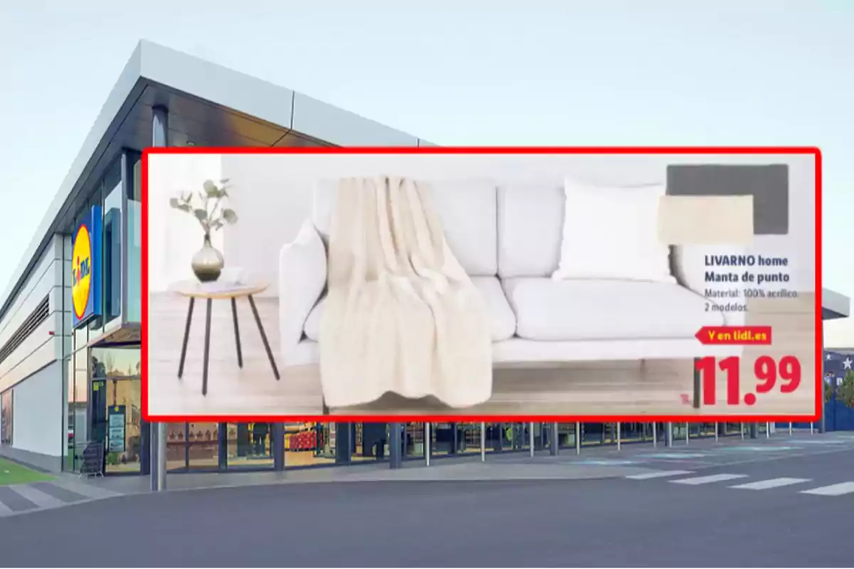 Fachada de una tienda Lidl con un anuncio de una manta de punto color beige sobre un sofá blanco y el precio de 11.99 euros destacado en rojo Fachada de una tienda Lidl con un anuncio de una manta de punto color beige sobre un sofá blanco y el precio de 11.99 euros destacado en rojo