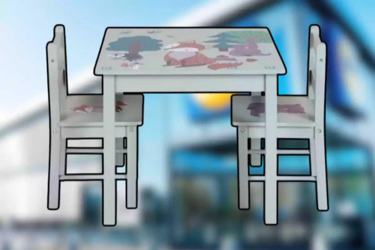 Juego de mesa y dos sillas infantiles de madera con dibujos de animales en un fondo desenfocado