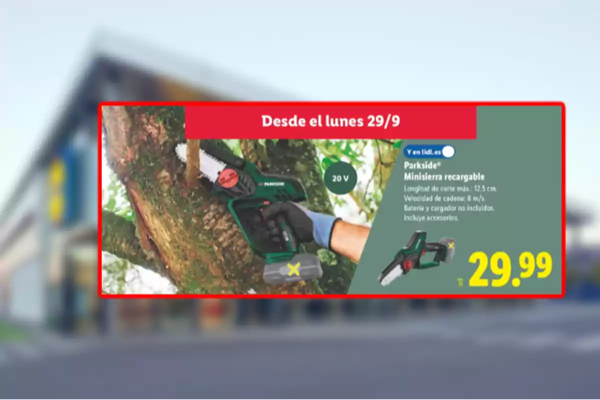 Publicidad de una minisierrra recargable Parkside de 20V en oferta por 29.99 euros disponible desde el lunes 29 de septiembre en Lidl mostrando una persona usando la herramienta para cortar una rama de árbol Publicidad de una minisierrra recargable Parkside de 20V en oferta por 29.99 euros disponible desde el lunes 29 de septiembre en Lidl mostrando una persona usando la herramienta para cortar una rama de árbol