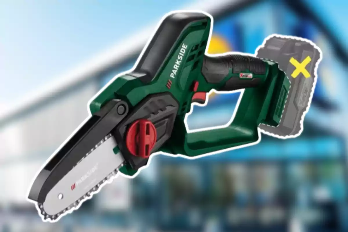 Sierra eléctrica portátil Parkside de color verde y negro con detalles en rojo y fondo desenfocado Sierra eléctrica portátil Parkside de color verde y negro con detalles en rojo y fondo desenfocado