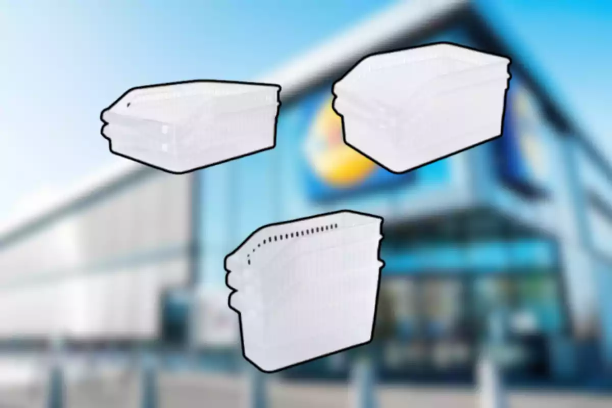 Tres organizadores plásticos transparentes están sobre un fondo borroso de una tienda.