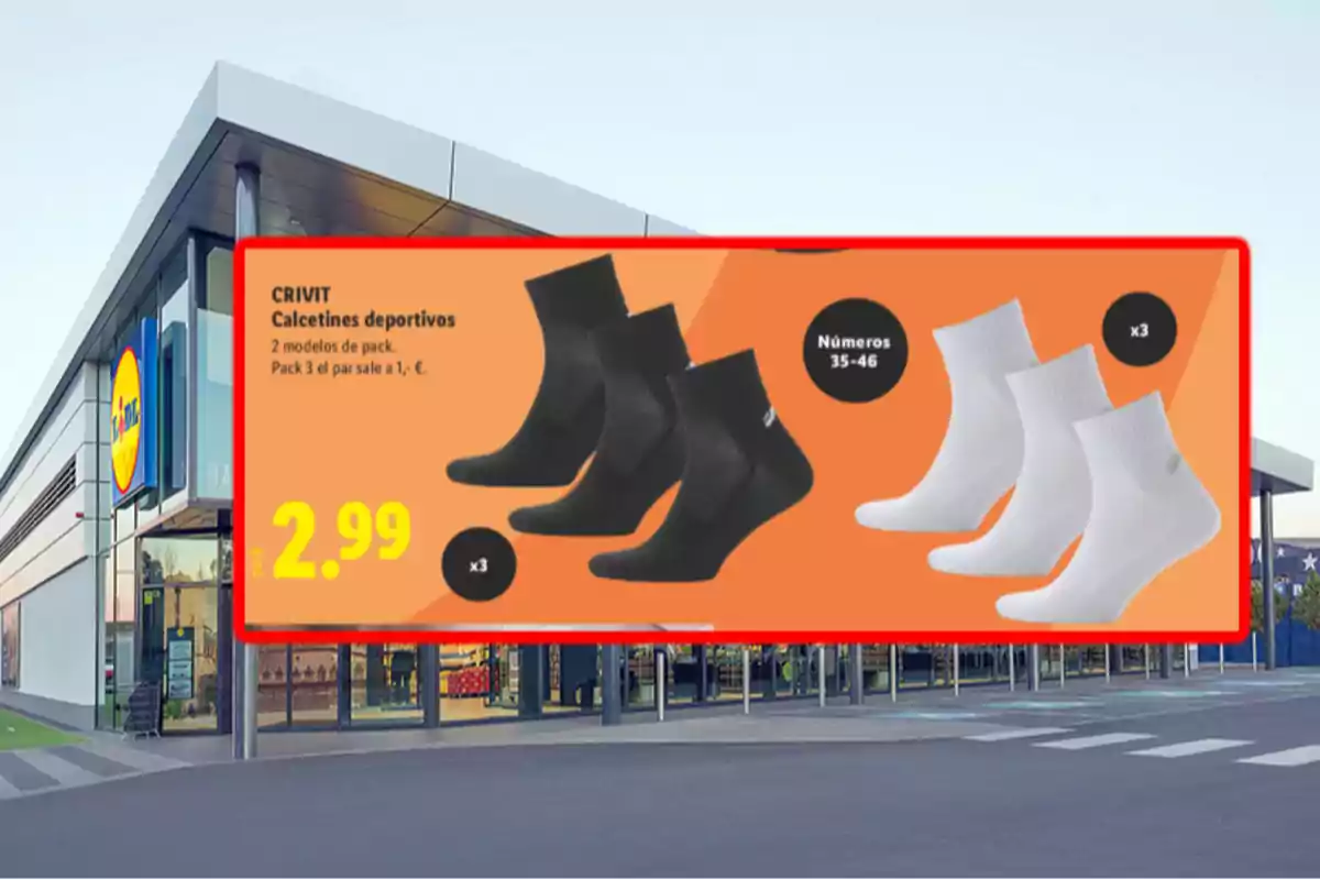 Publicidad de calcetines deportivos Crivit en colores negro y blanco en un pack de tres pares por 2.99 euros frente a una tienda Lidl Publicidad de calcetines deportivos Crivit en colores negro y blanco en un pack de tres pares por 2.99 euros frente a una tienda Lidl