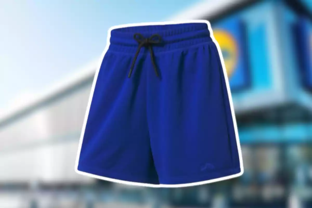 Short deportivo azul con cordón negro sobre un fondo desenfocado de una tienda