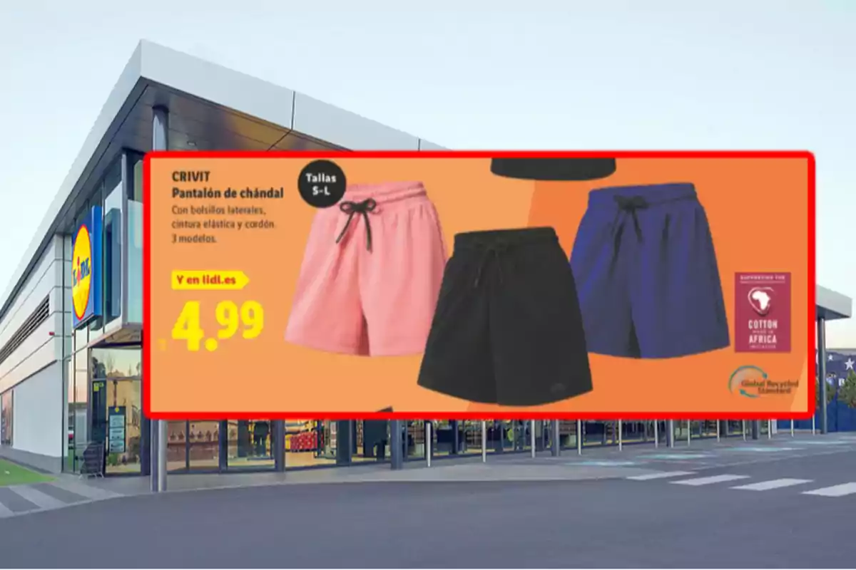 Publicidad de pantalones cortos de chándal en colores rosa, negro y azul con precio de 4,99 euros frente a una tienda Lidl