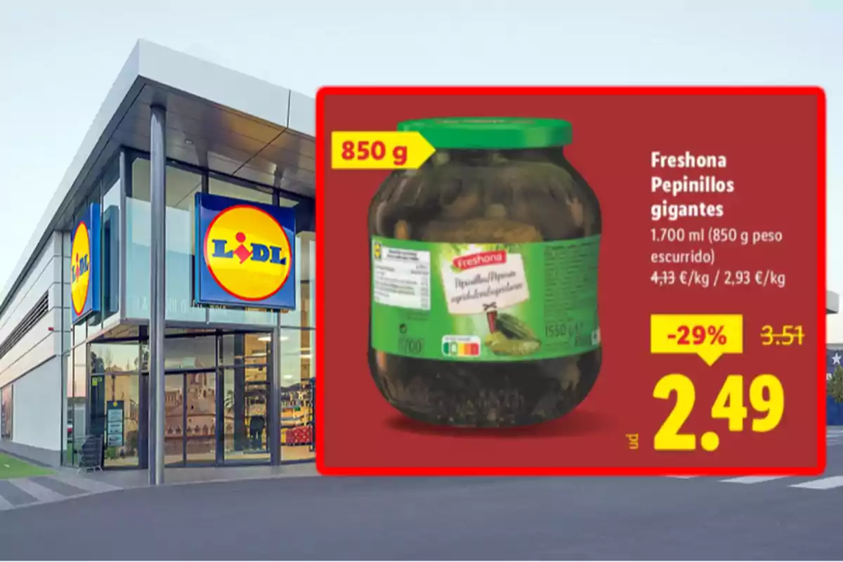 Fachada de un supermercado Lidl con una oferta destacada de pepinillos gigantes Freshona en un frasco grande a precio rebajado Fachada de un supermercado Lidl con una oferta destacada de pepinillos gigantes Freshona en un frasco grande a precio rebajado