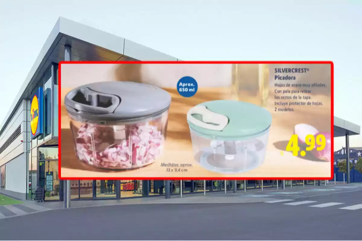 Publicidad de una picadora manual de la marca Silvercrest con capacidad de 650 ml y precio de 4.99 euros frente a una tienda Lidl Publicidad de una picadora manual de la marca Silvercrest con capacidad de 650 ml y precio de 4.99 euros frente a una tienda Lidl