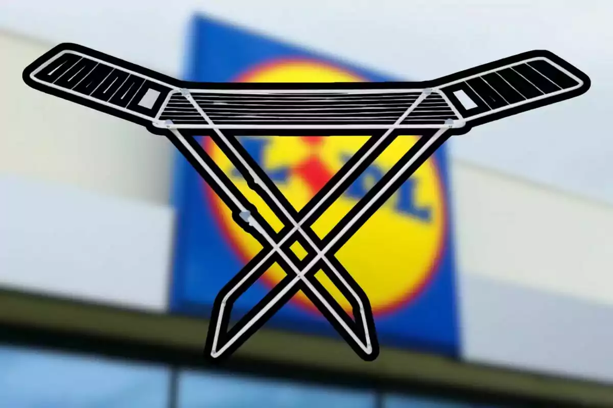 Un tendedero de ropa dibujado en color negro y blanco sobre una imagen borrosa de la fachada de una tienda con el logo de Lidl al fondo. Un tendedero de ropa dibujado en color negro y blanco sobre una imagen borrosa de la fachada de una tienda con el logo de Lidl al fondo.