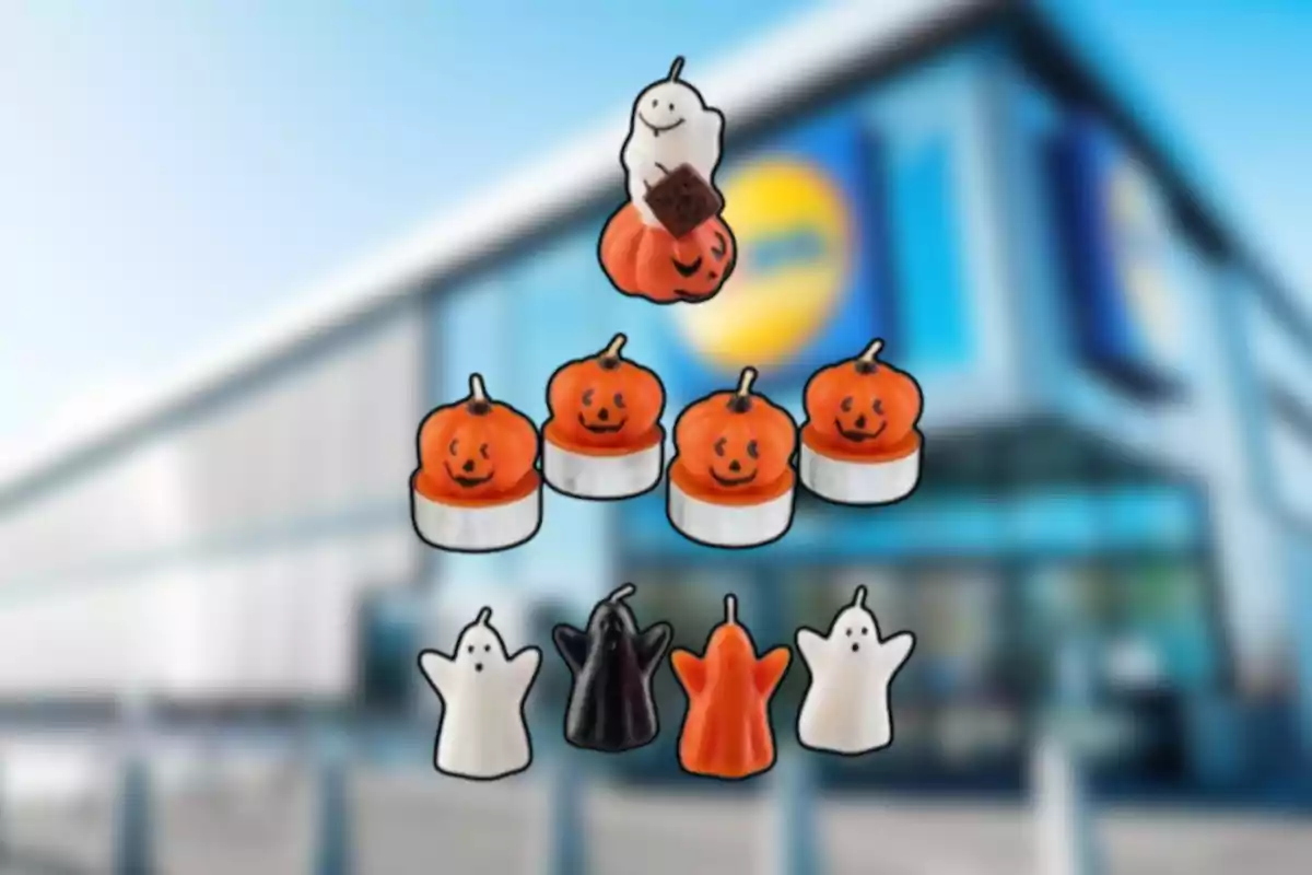 Vela decorativa de Halloween con forma de fantasma y calabaza sobre un fondo borroso de supermercado Vela decorativa de Halloween con forma de fantasma y calabaza sobre un fondo borroso de supermercado