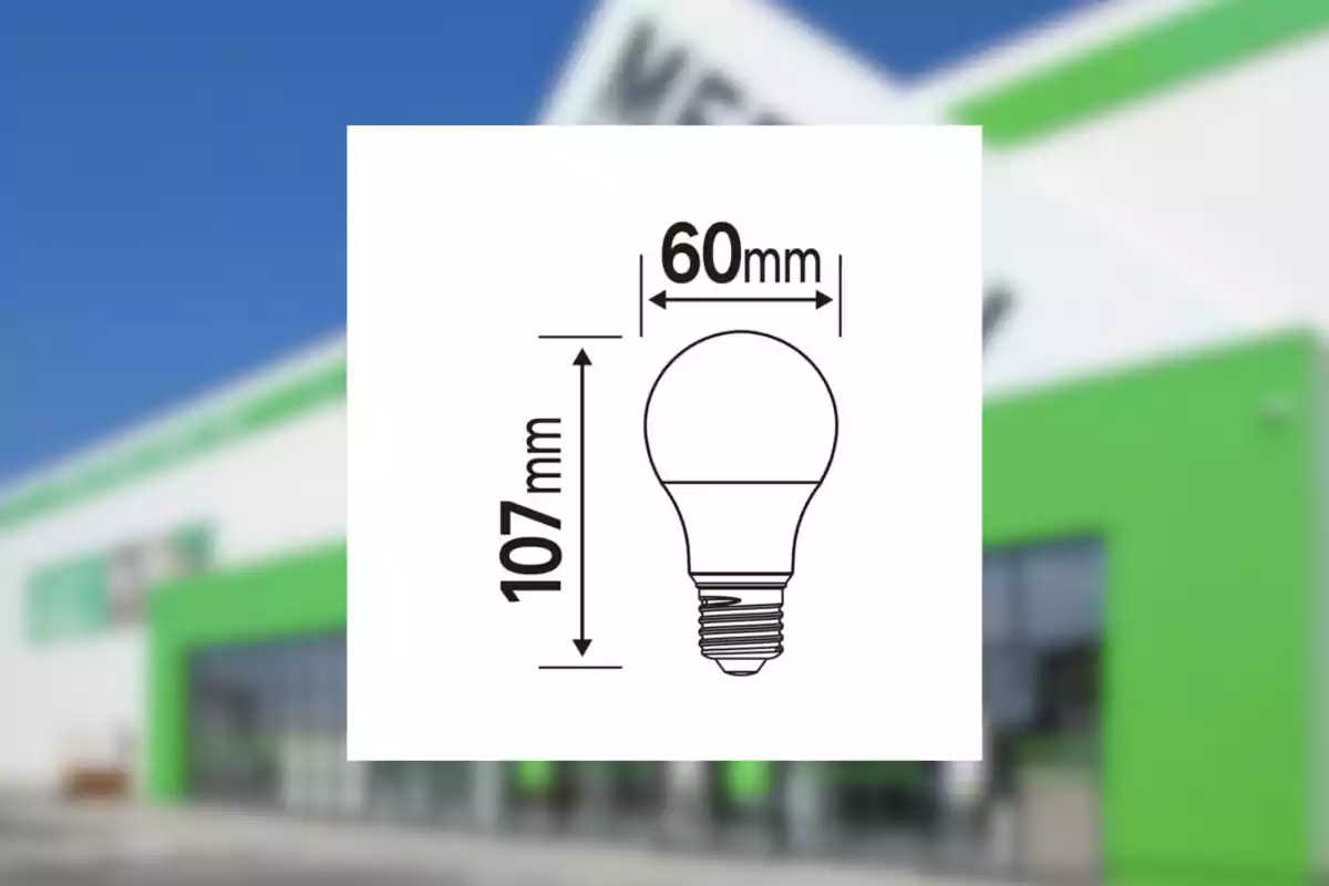 Dibujo de un foco con medidas de 107 mm de alto y 60 mm de ancho sobre un fondo borroso de una tienda con detalles verdes. Dibujo de un foco con medidas de 107 mm de alto y 60 mm de ancho sobre un fondo borroso de una tienda con detalles verdes.