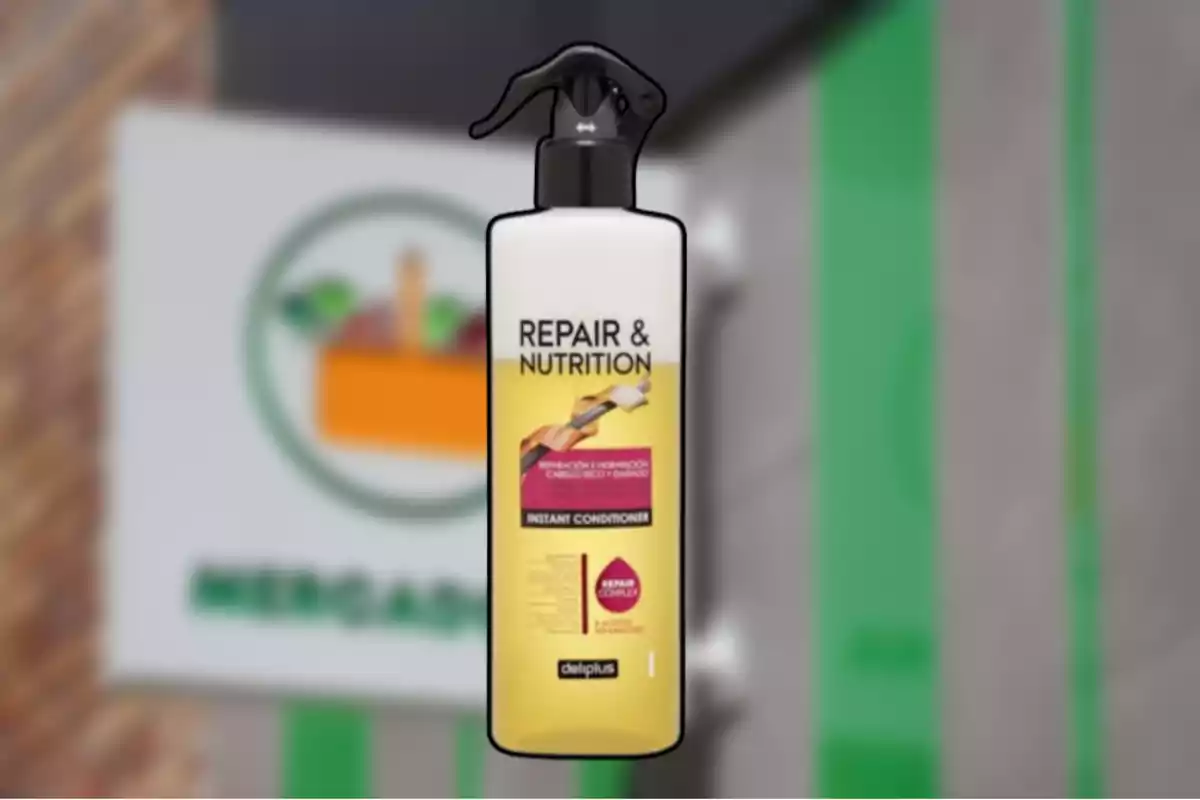 Botella de acondicionador instantáneo Repair & Nutrition de la marca Deliplus con fondo de una tienda difuminada Botella de acondicionador instantáneo Repair & Nutrition de la marca Deliplus con fondo de una tienda difuminada