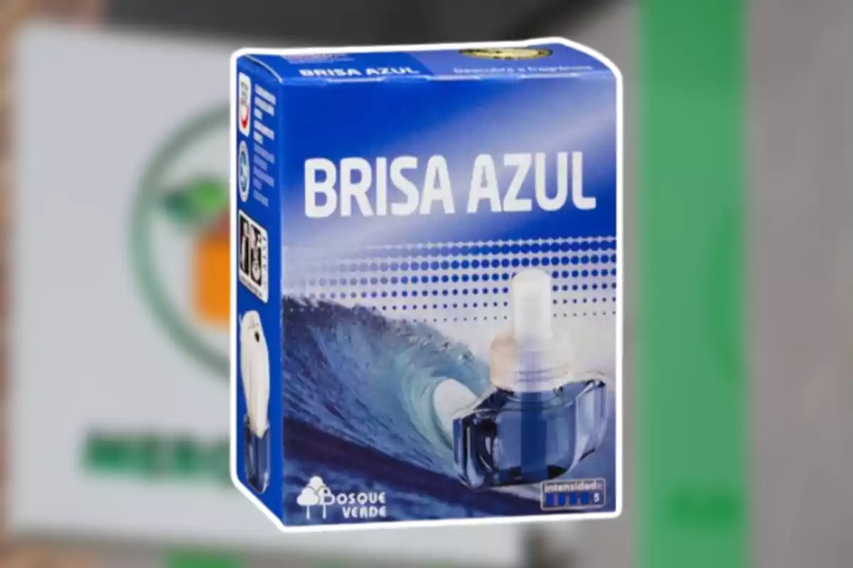Caja de ambientador eléctrico Bosque Verde con fragancia Brisa Azul sobre un fondo desenfocado Caja de ambientador eléctrico Bosque Verde con fragancia Brisa Azul sobre un fondo desenfocado