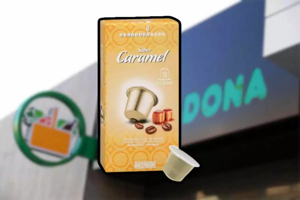 Caja de cápsulas de café sabor caramelo de la marca Hacendado frente a un cartel de supermercado Mercadona desenfocado Caja de cápsulas de café sabor caramelo de la marca Hacendado frente a un cartel de supermercado Mercadona desenfocado