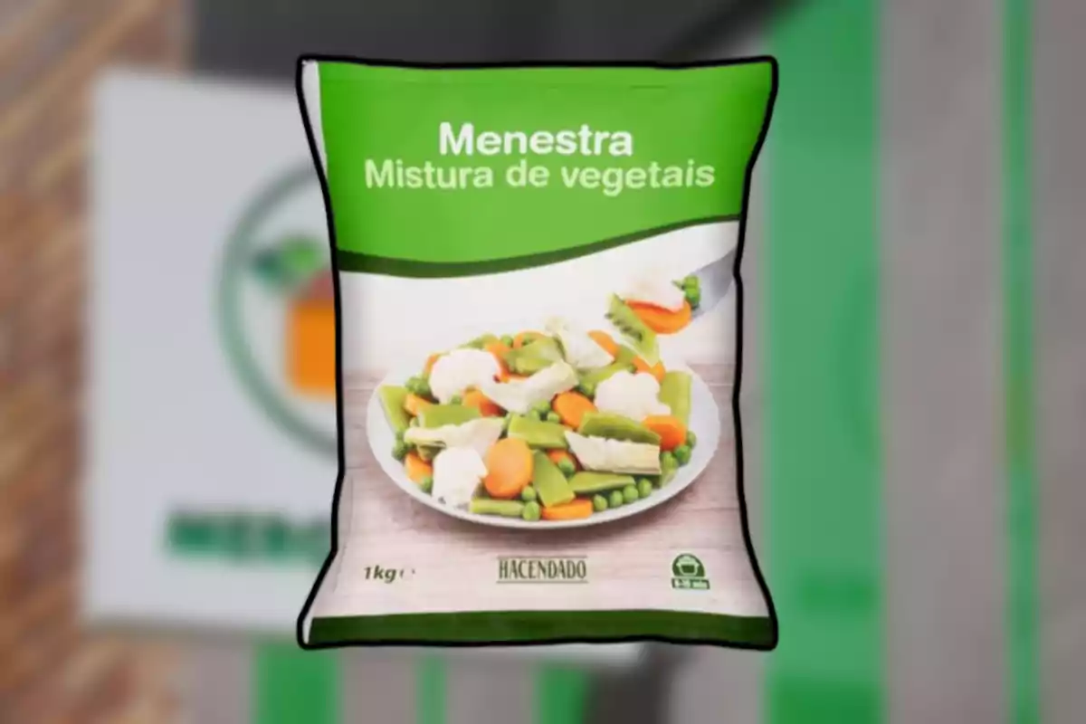 Bolsa de menestra de verduras congeladas de la marca Hacendado con fondo desenfocado
