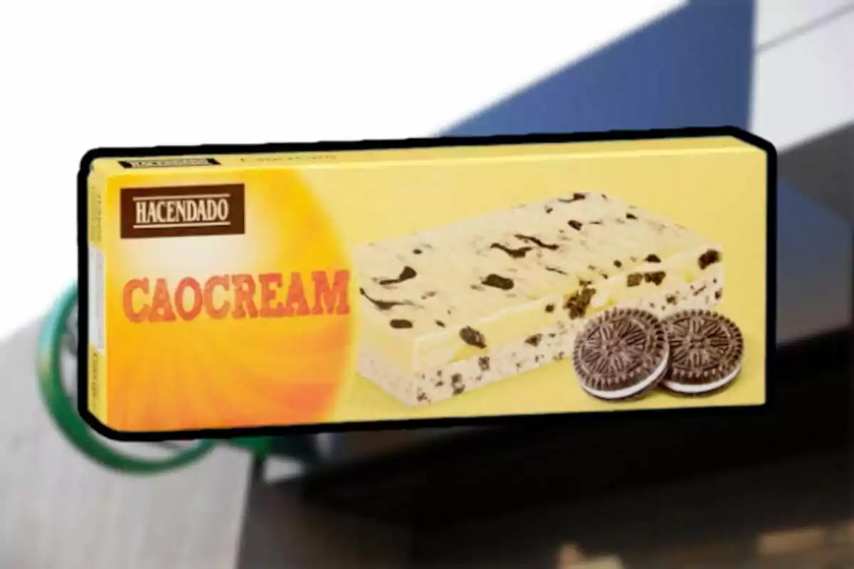 Caja de turrón de la marca Hacendado sabor Caocream con galletas tipo sándwich de chocolate en la imagen del empaque