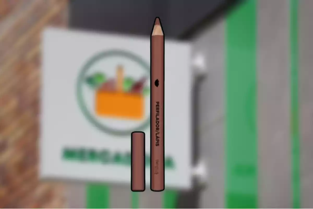Lápiz perfilador de labios marrón con tapa al lado y fondo de letrero borroso de supermercado