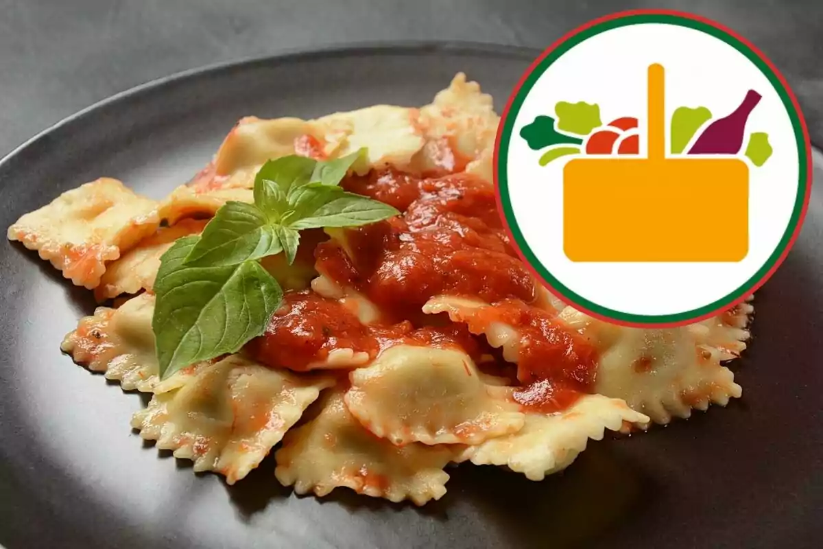 Plato de ravioles con salsa de tomate y hojas de albahaca decorado, acompañado de un gráfico de canasta de alimentos Plato de ravioles con salsa de tomate y hojas de albahaca decorado, acompañado de un gráfico de canasta de alimentos