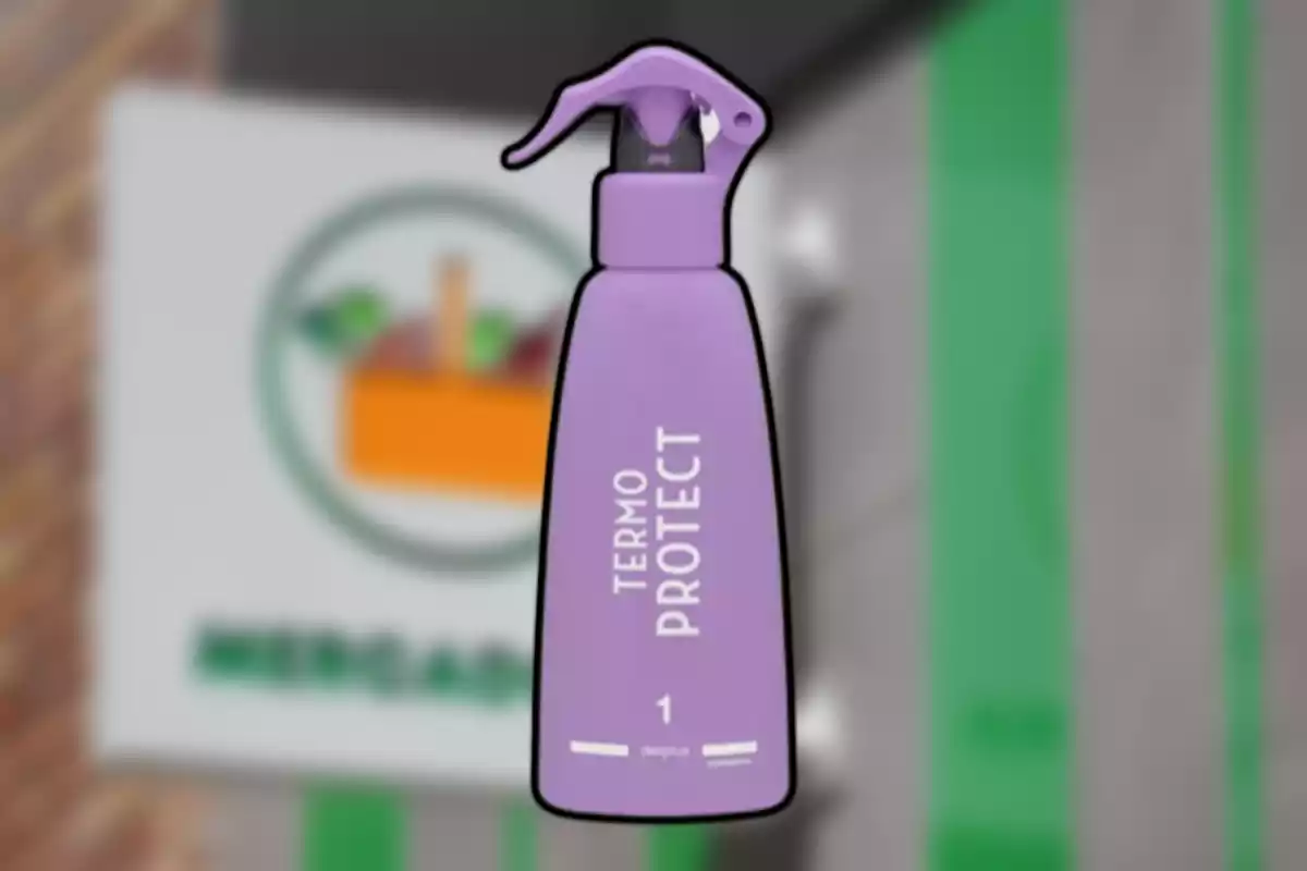 Botella de spray morada con la etiqueta termo protect sobre un fondo borroso de un letrero de tienda