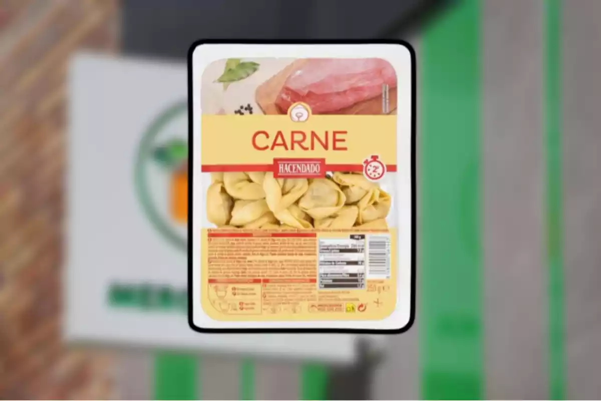 Paquete de tortellini rellenos de carne de la marca Hacendado frente a un fondo desenfocado de supermercado Paquete de tortellini rellenos de carne de la marca Hacendado frente a un fondo desenfocado de supermercado