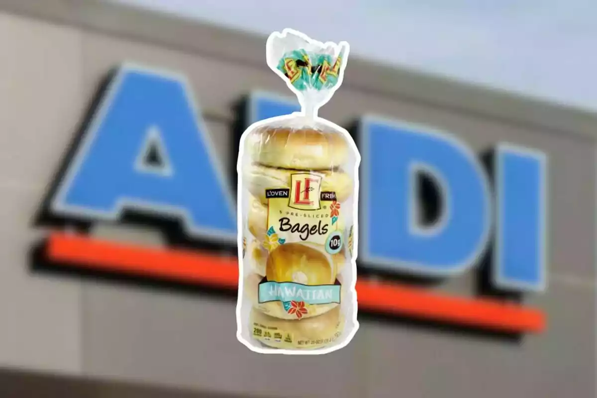 Paquete de bagels hawaianos de la marca L’Oven Fresh frente a una tienda Aldi desenfocada