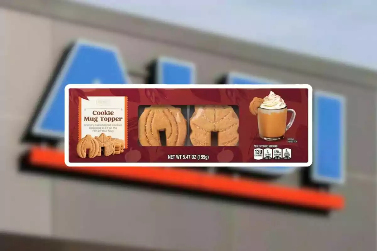 Caja de galletas caramelizadas diseñadas para colocarse en el borde de una taza con una imagen de una bebida decorada con crema batida y una galleta