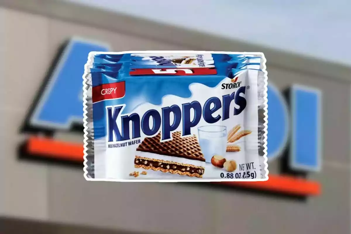Un paquete de galletas Knoppers con fondo desenfocado de una tienda Un paquete de galletas Knoppers con fondo desenfocado de una tienda