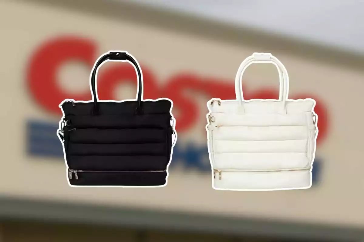 Dos bolsos acolchados, uno negro y uno blanco, con asas y cierres, frente a un fondo desenfocado de una tienda Costco.