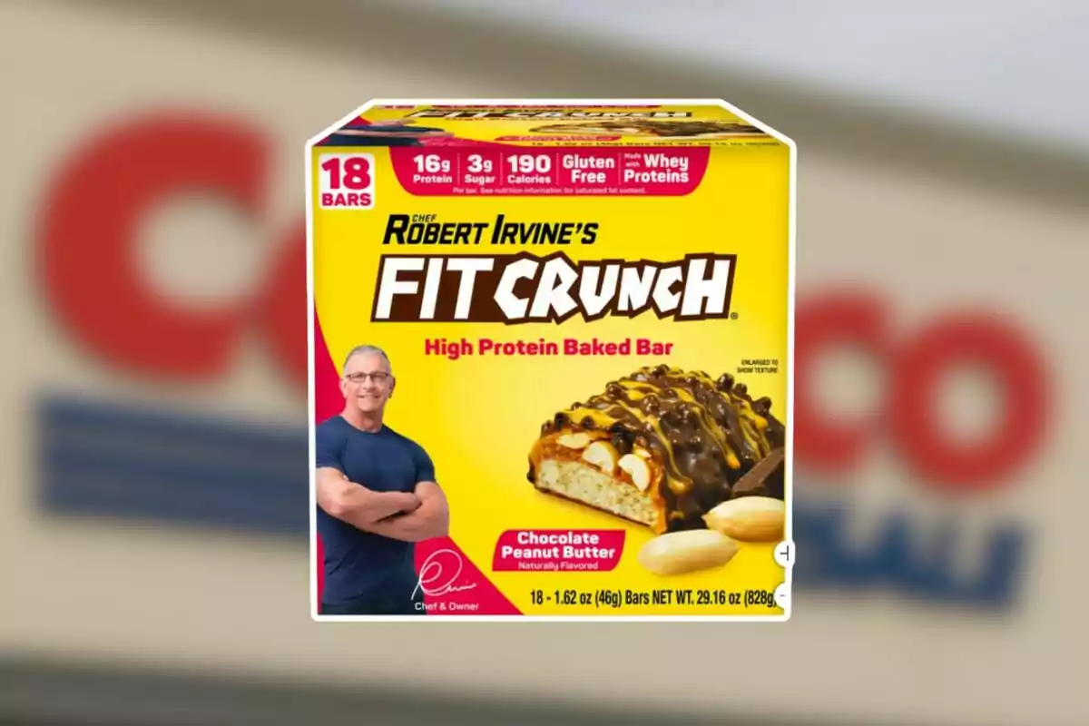 Caja de barras de proteína FITCRUNCH sabor chocolate y mantequilla de maní con imagen de un hombre de brazos cruzados y fondo amarillo