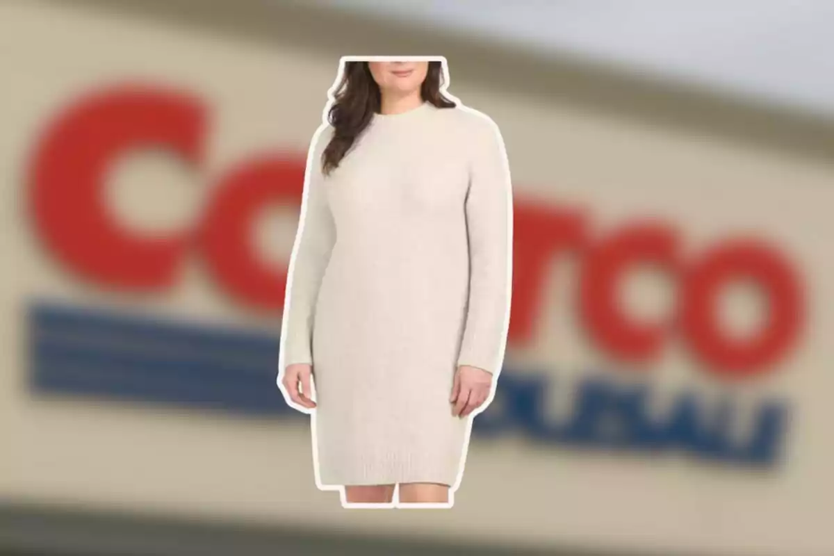 Mujer con vestido de punto color crema frente a un letrero borroso de Costco