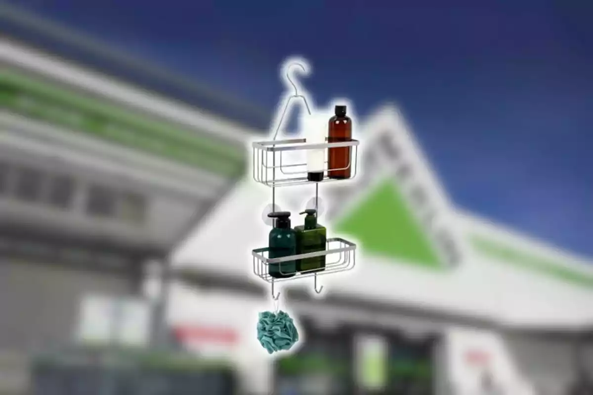 Organizador metálico de baño con dos repisas y ganchos, contiene botellas y una esponja, fondo de tienda desenfocado.