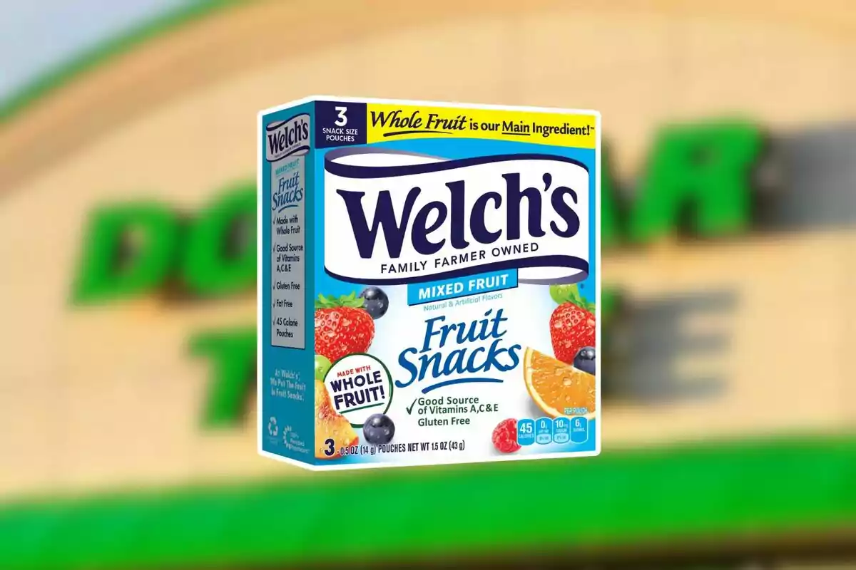 Caja de botanas de fruta Welch's sabor mixto con imágenes de fresas, naranjas, arándanos y frambuesas sobre un fondo desenfocado