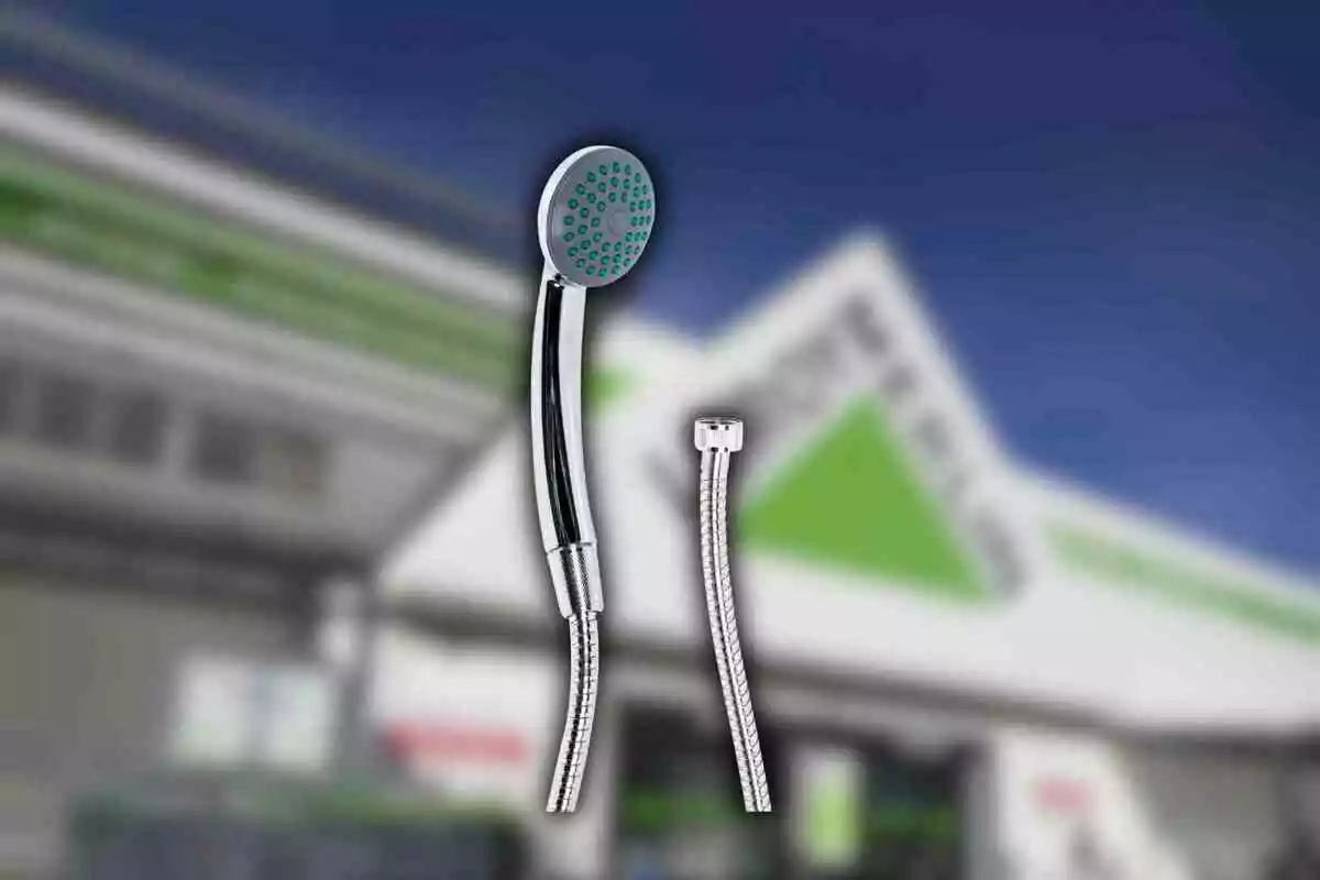 Ducha de mano metálica con manguera flexible sobre un fondo de tienda difuminado