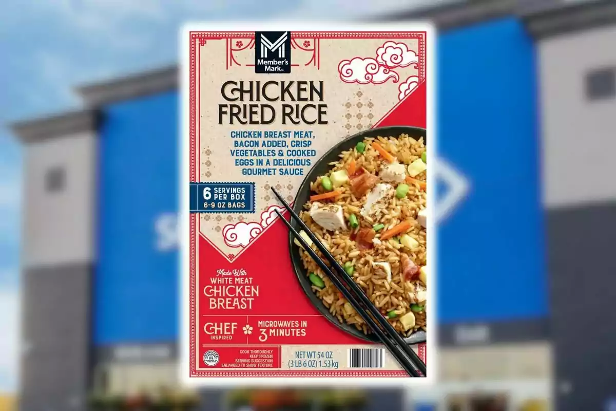 Caja de arroz frito con pollo de la marca Member’s Mark de Sam's Club con imagen de un plato de arroz, vegetales, pollo y palillos sobre un fondo decorativo rojo y beige.